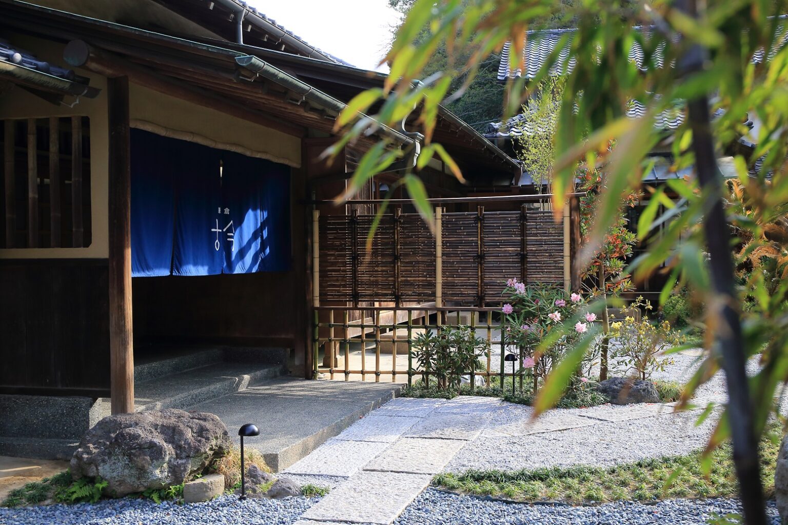 鎌倉古今-暖簾越しに迎える静かなアプローチ