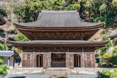 円覚寺の国宝舎利殿。反りの強い二重の屋根を持つ禅宗様の建物で、開いた扉の奥に厨子が見える