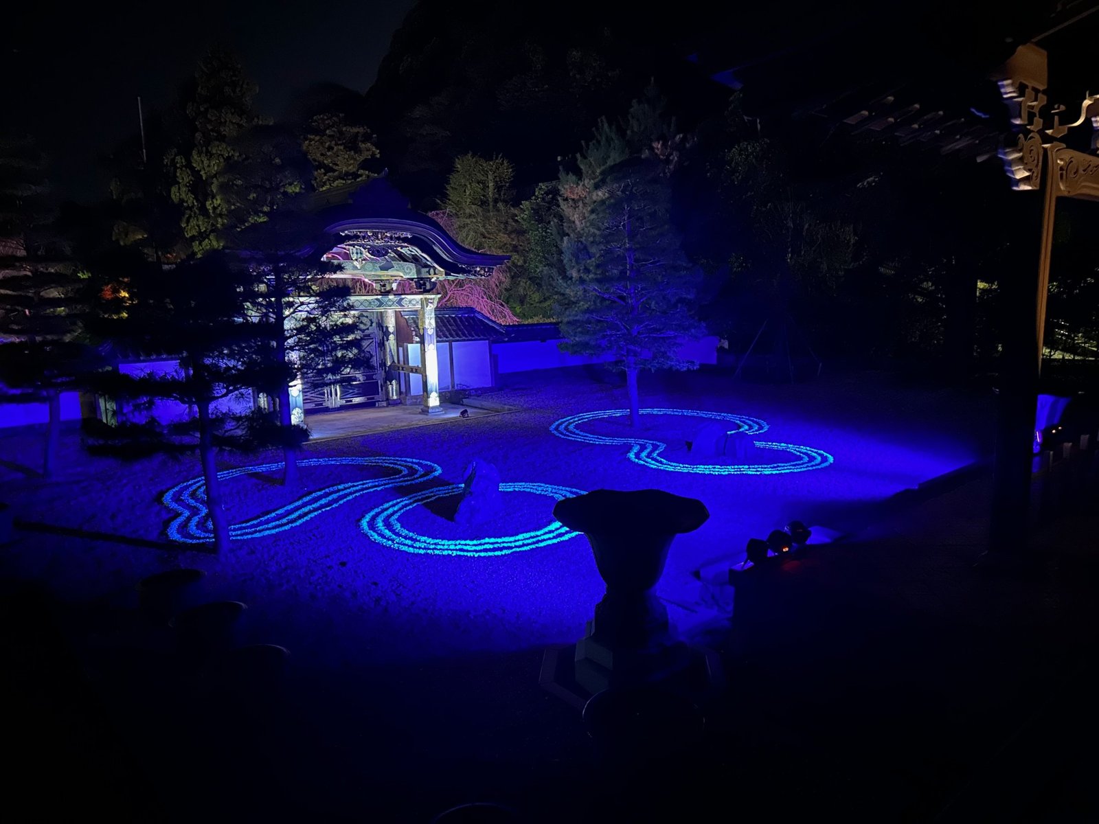 | 镰仓观光完全指南 ZEN NIGHT KAMAKURA期间被光影纹样照亮的建长寺唐门庭园「悠玄庭」
