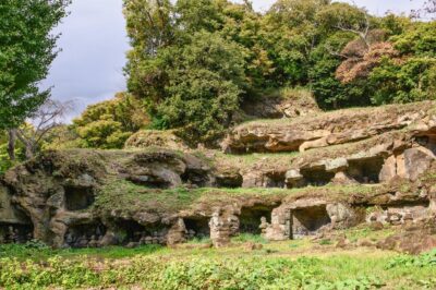 崖に幾重にも重なるまんだら堂やぐら群の全景